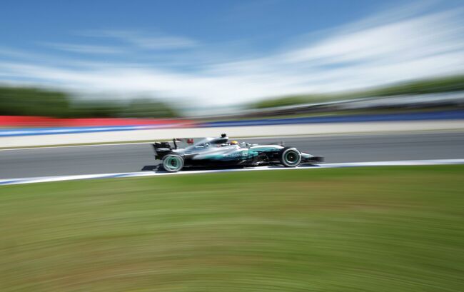 Пилот команды Мерседес британец Льюис Хэмилтон