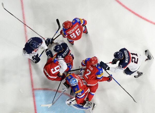 Игровой момент матча группового этапа чемпионата мира по хоккею-2017 между сборными России и Словакии