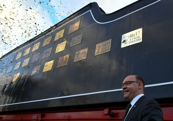 Президент футбольного клуба Локомотив Илья Геркус открывает памятную табличку, посвященную победе в кубке России