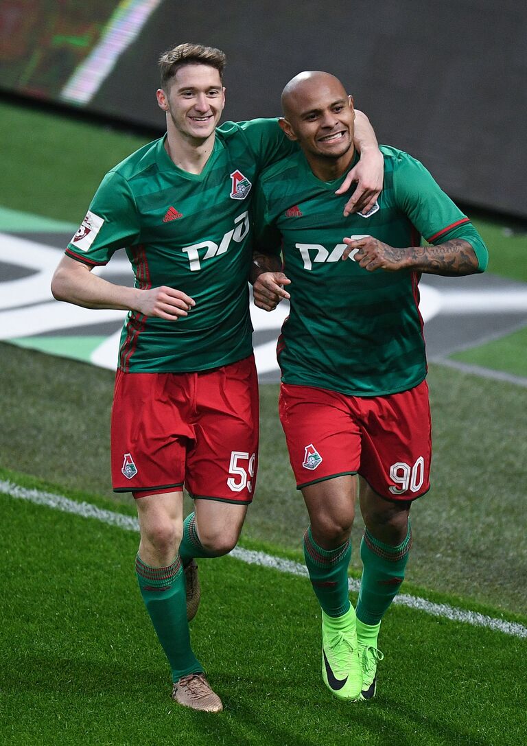 Футболисты Локомотива Алексей Миранчук и Ари (справа) Футболисты Локомотива Алексей Миранчук и Ари (справа)