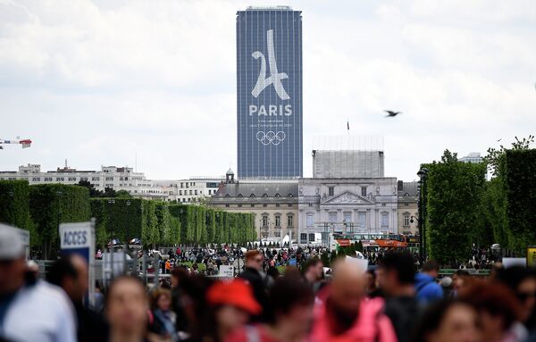 Логотип Олимпийских игр-2024 года в Париже в центре города