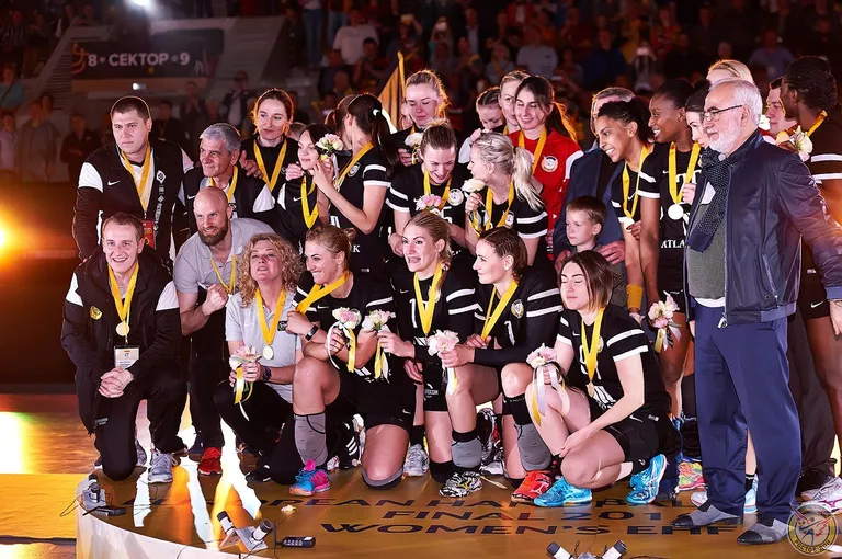 Гандболистки клуба Ростов-Дон после победы в Кубке EHF