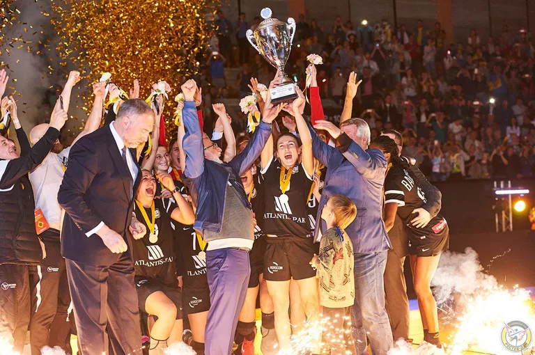 Гандболистки клуба Ростов-Дон после победы в Кубке EHF