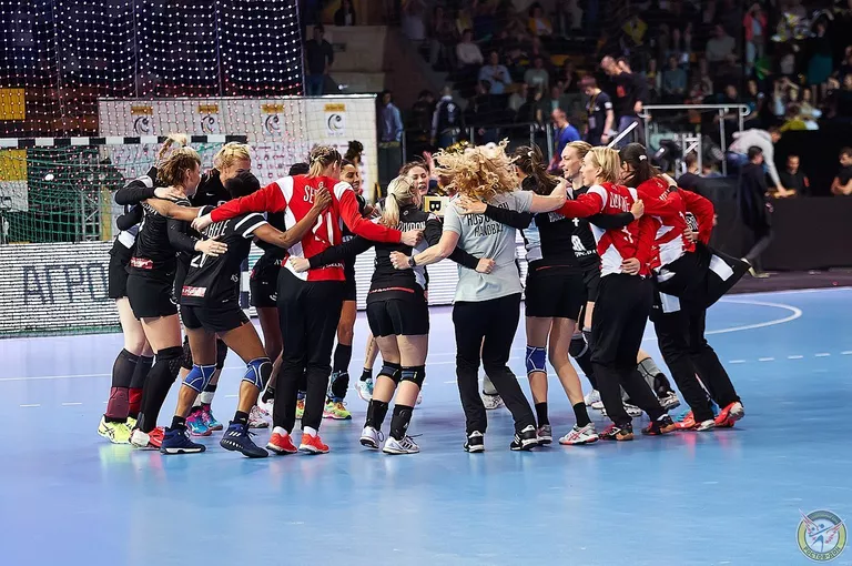 Гандболистки клуба Ростов-Дон после победы в Кубке EHF