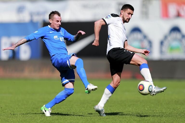 Защитник Динамо Люк Уилкшир (слева) и полузащитник Шинника Мухаммад Султонов Защитник Динамо Люк Уилкшир (слева) и полузащитник Шинника Мухаммад Султонов