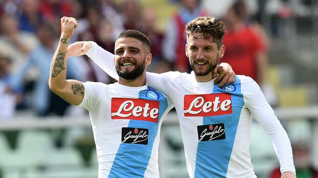 Футболисты Наполи Лоренцо Инсинье (слева) и Дрис Мертенс