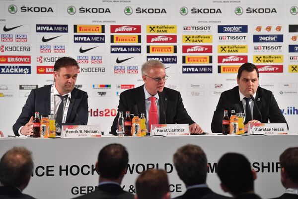 Член совета Международной федерации хоккея (ИИХФ), президент Датского хоккейного союза Хенрик Бах Нильсен (слева) и генеральный секретарь Международной федерации хоккея с шайбой Хорст Лихтнер (в центре)