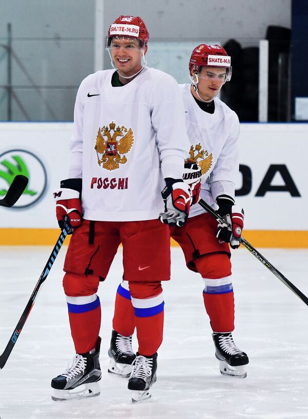 Хоккеисты сборной России Евгений Кузнецов и Дмитрий Орлов (справа)