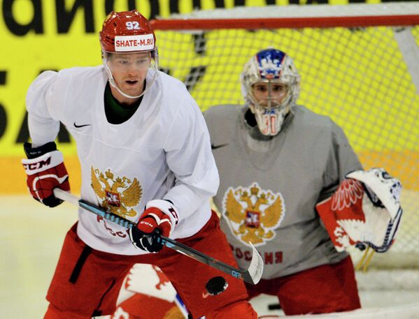 Хоккеисты сборной России Евгений Кузнецов и Андрей Василевский (справа)