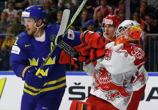 Игровой момент матча группового этапа чемпионата мира по хоккею-2017 между сборными Швеции и Дании