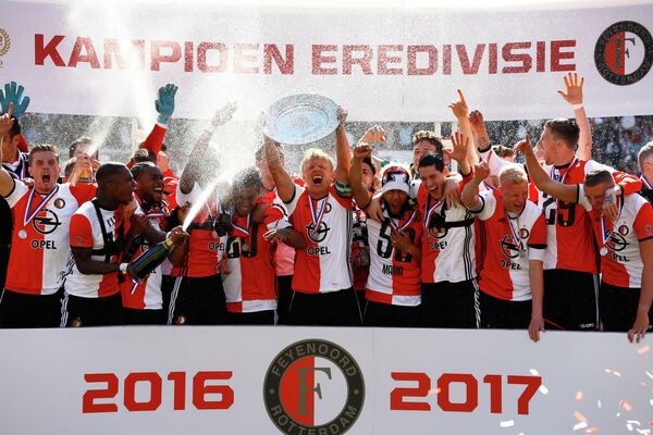 Футболисты Фейенорда во главе с Дирком Кёйтом после победы в чемпионате Голландии