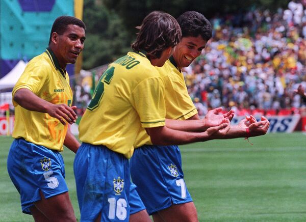 Нападающий сборной Бразилии Бебето (справа) и его знаменитый жест после забитого гола
