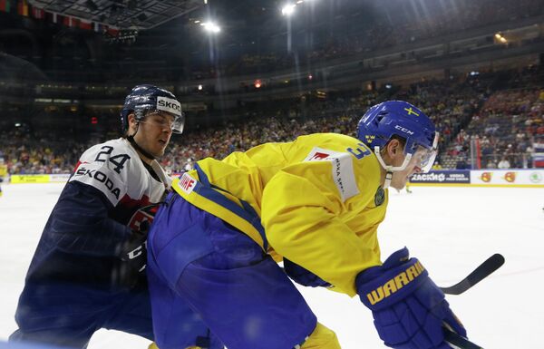 Игровой момент матча группового этапа чемпионата мира по хоккею-2017 между сборными Швеции и Словакии