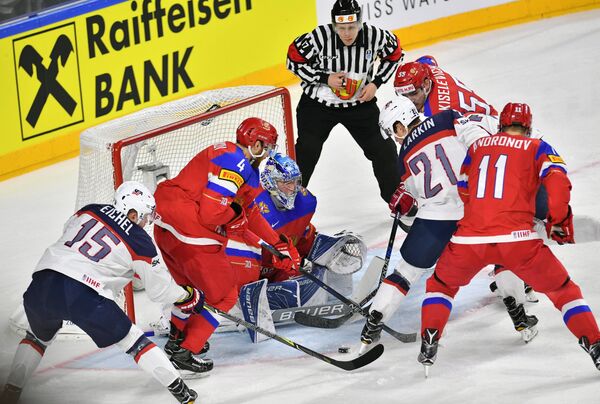 Игровой момент матча группового этапа чемпионата мира по хоккею 2017 между сборными России и США