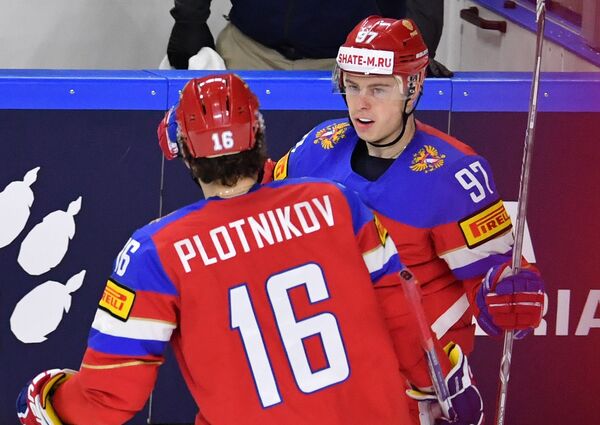 Хоккеисты сборной России Сергей Плотников (слева) и Никикта Гусев