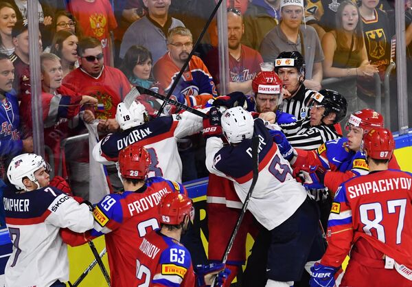 Игровой момент матча группового этапа чемпионата мира по хоккею 2017 между сборными России и США