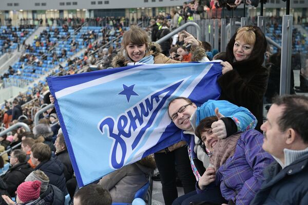 Посетители на стадионе Крестовский в Санкт-Петербурге