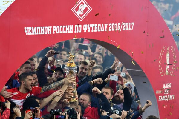 Игроки Спартака на церемонии вручения кубка чемпионов России