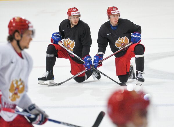 Нападающие сборной России Евгений Дадонов и Никикта Гусев (справа)