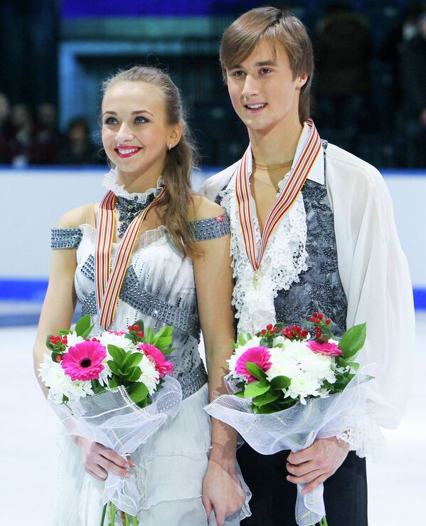 Российские фигуристы Виктория Синицина и Руслан Жиганшин после победы на юниорском чемпионате мира в Минске в марте 2012 года