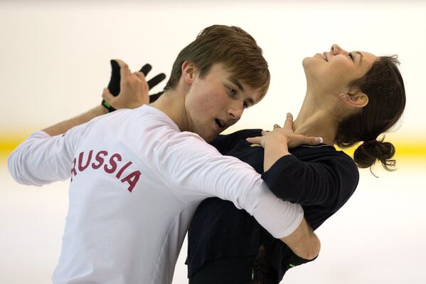Российские фигуристы Елена Ильиных и Руслан Жиганшин во время тренировки в апреле 2014 года