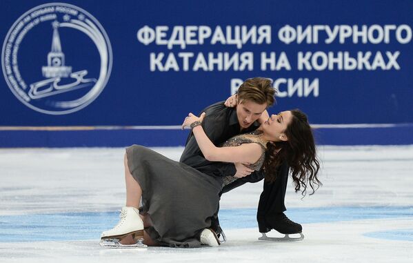 Российские фигуристы Елена Ильиных и Руслан Жиганшин выступают в произвольной программе танцев на льду на четвертом этапе Гран-при по фигурному катанию в Москве в ноябре 2014 года