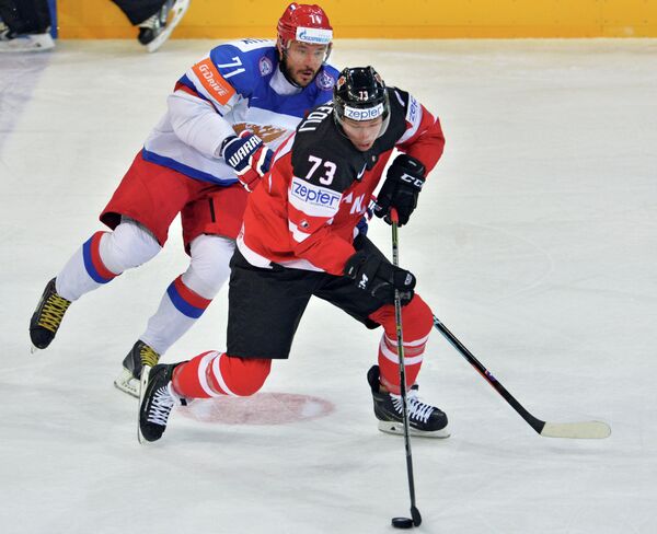 Нападающий сборной России Илья Ковальчук (слева) и форвард сборной Канады Тайлер Тоффоли