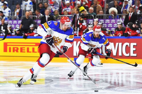 Хоккеисты сборной России Валерий Ничушкин (слева) и Иван Телегин