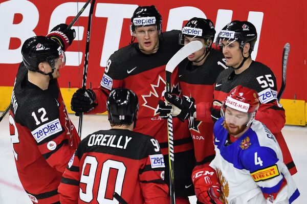 Хоккеисты сборной Канады радуются заброшенной шайбе