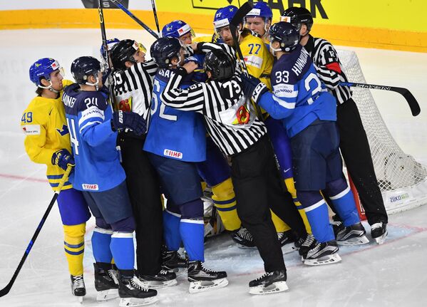 Игровой момент полуфинального матча чемпионата мира по хоккею-2017 между сборными Финляндии и Швеции