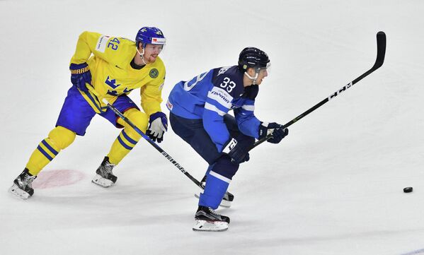 Форвард сборной Швеции Юаким Нордстрём (слева) и нападающий сборной Финляндии Маркус Хянникяйнен