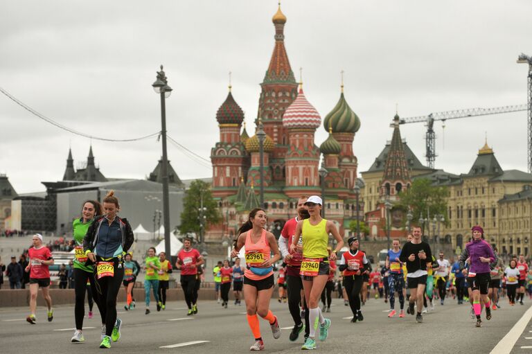 Участники московского полумарафона-2017 во время забега. Участники московского полумарафона-2017 во время забега.