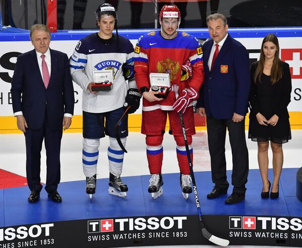 Защитник сборной России Богдан Киселевич (в центре) и форвард сборной Финляндии Себастьян Ахо (второй слева)
