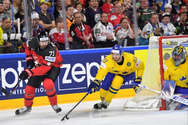Форвард сборной Канады Александр Киллорн и защитник сборной Швеции Оливер Экман-Ларссон (слева направо)