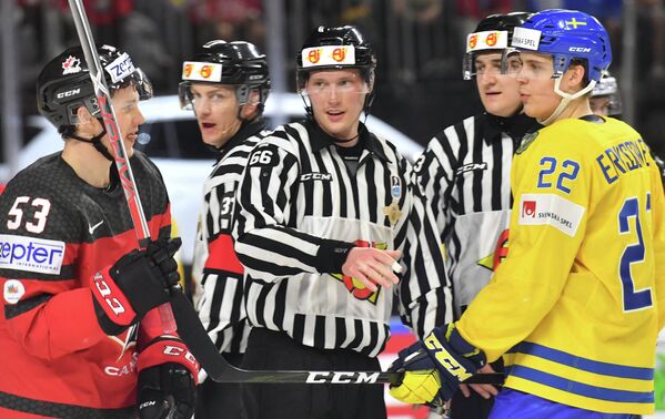 Форварды сборной Канады Джефф Скиннер (первый слева) и сборной Швеции Джоэль Эрикссон Эк (первый справа)