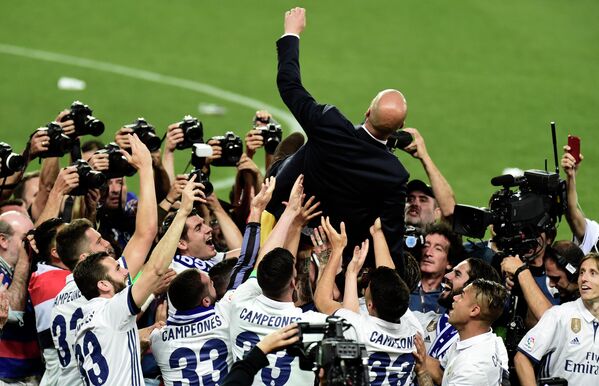Футболисты мадридского Реала качают главного тренера команды Зинедина Зидана