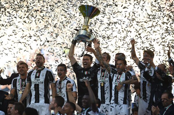 Футболисты Ювентуса празднуют победу в чемпионате Италии