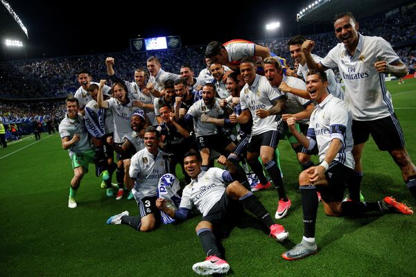 Футболисты мадридского Реала после победы в чемпионате Испании