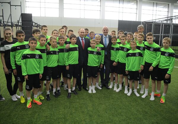 Владимир Путин во время посещения детско-юношеской Академии футбольного клуба Краснодар