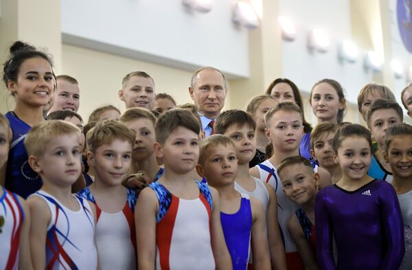 Президент РФ Владимир Путин с юными спортсменами во время посещения комплекса тренировочных залов Чемпион