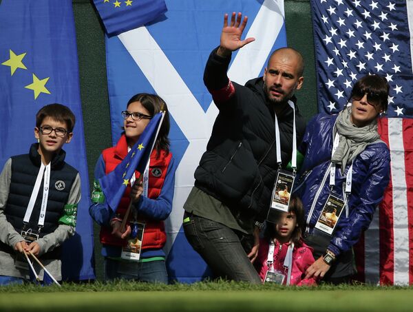 Главный тренер английского футбольного клуба Манчестер Сити Хосеп Гвардиола с семьёй