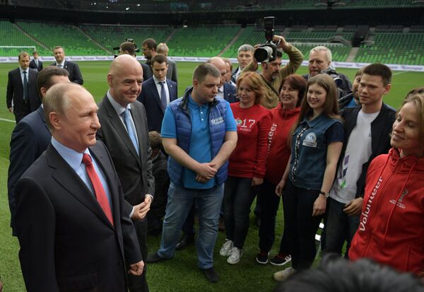 Владимир Путин и президент ФИФА Джанни Инфантино (второй слева) на встрече с активом волонтерских объединений в России