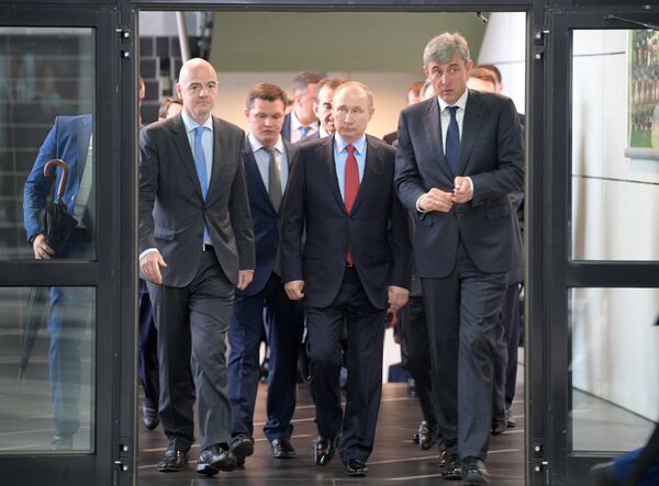 Владимир Путин, Джанни Инфантино (слева) и Сергей Галицкий (справа)