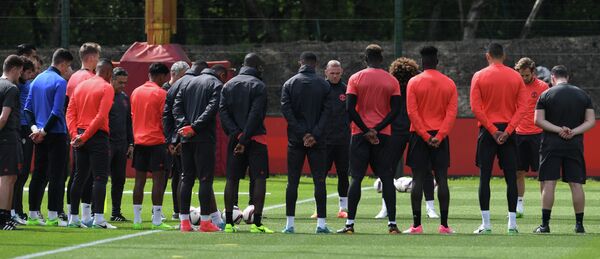 Футболисты Манчестер Юнайтед во время минуты молчания в память о жертвах теракта в Манчестере