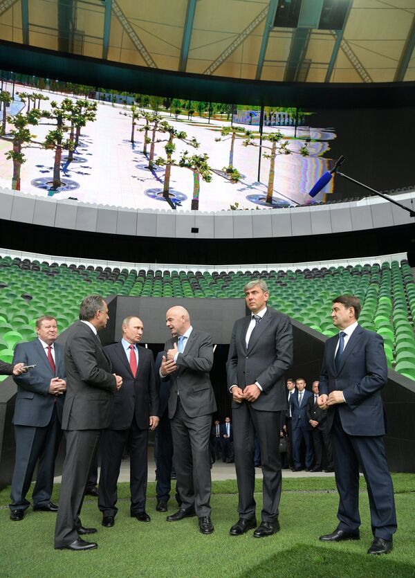 Владимир Путин во время посещения стадиона футбольного клуба Краснодар