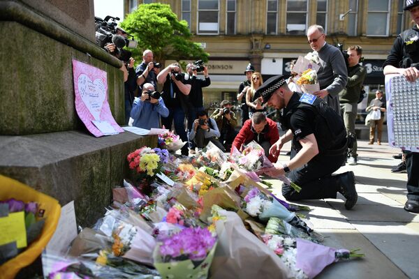 Цветы на площади в Манчестере, возложенные в память о жертвах теракта
