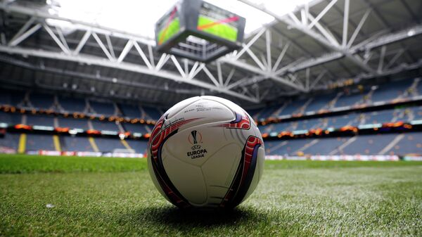 Футбольный мяч на стадионе в Стокгольме в преддверии финального матча Лиги Европы между Манчестер Юнайтед и Аяксом