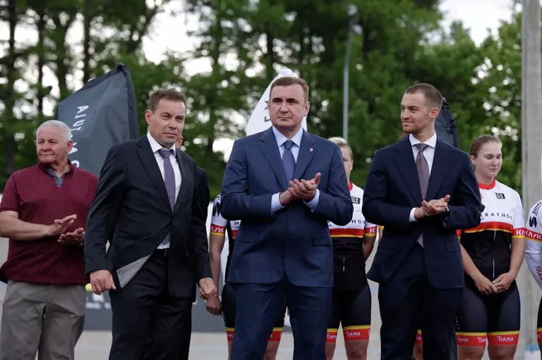 Президент ФВСР Вячеслав Екимов и губернатор Тульской области Алексей Дюмин (слева направо) на презентации новой велокоманды Марафон-Тула Президент ФВСР Вячеслав Екимов и губернатор Тульской области Алексей Дюмин (слева направо) на презентации новой велокоманды Марафон-Тула