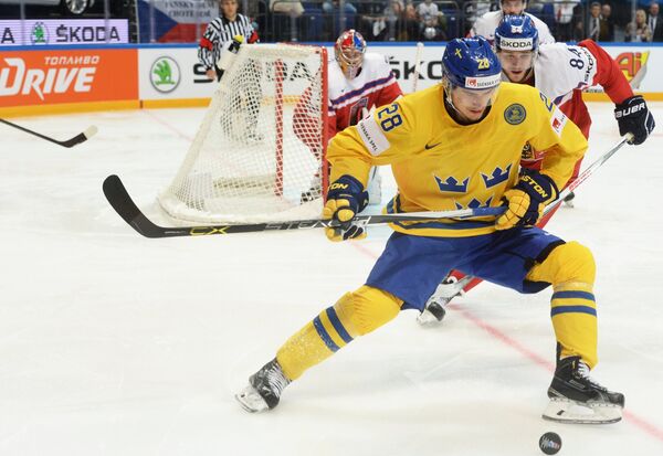 Нападающий сборной Швеции Юхан Сундстрём (на первом плане)