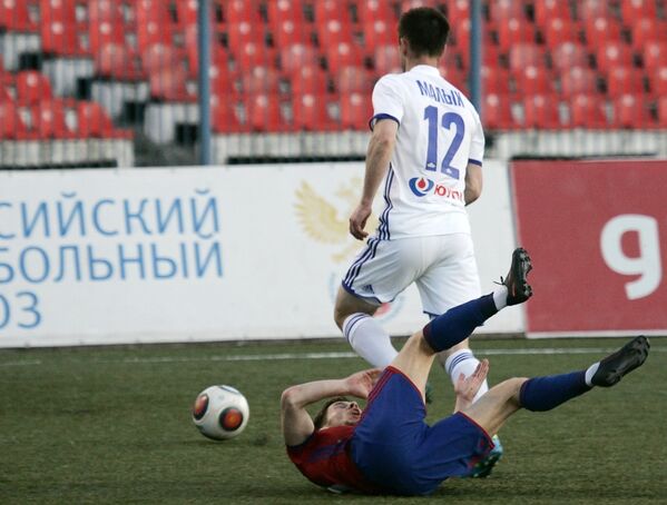 Защитник ФК Оренбург Андрей Малых (справа)